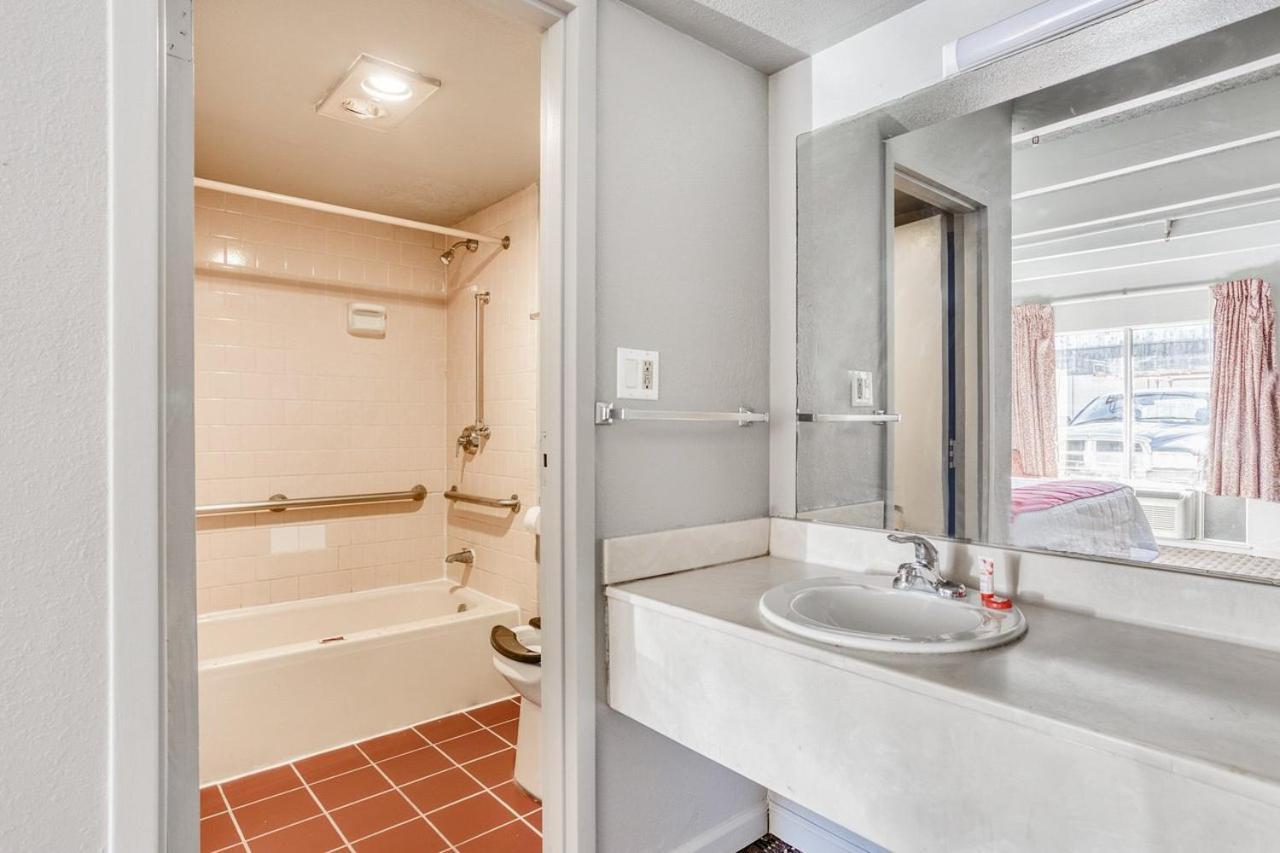 Oxford Inn, Lincoln Blvd Оклахома-Сіті Екстер'єр фото