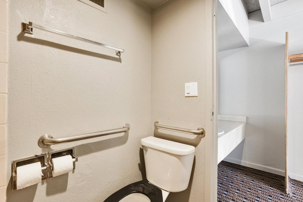 Oxford Inn, Lincoln Blvd Оклахома-Сіті Екстер'єр фото